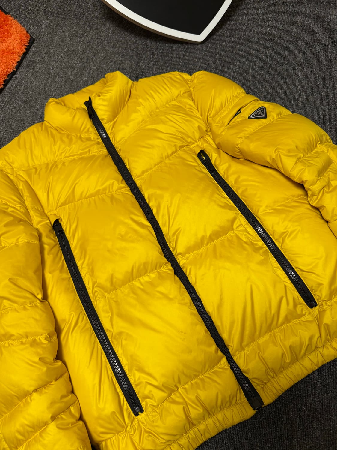 [48] 프라다 20FW 삼각 로고 구스 다운 패딩 옐로우 상품이미지2