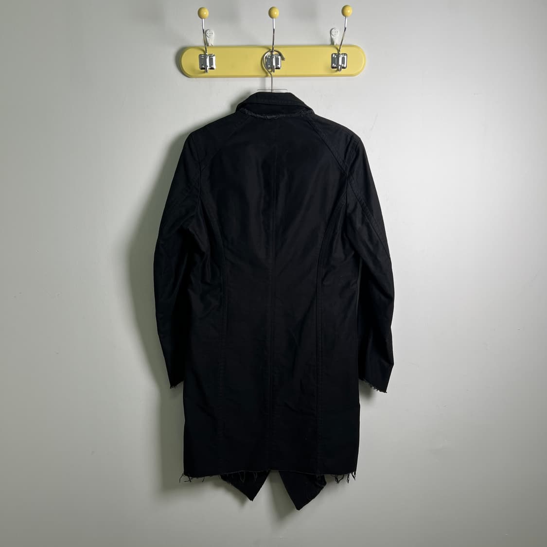 DIRAIN 블랙 컷오프 테일러드 데미지 롱 코트  상품이미지2