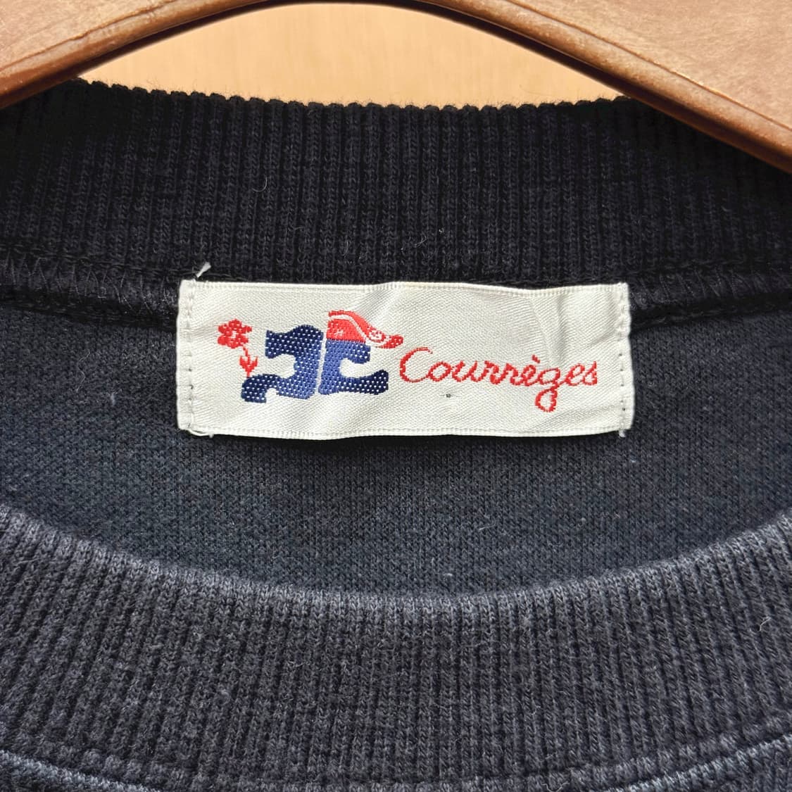 꾸레쥬 시그니처 로고 프린팅 맨투맨 스웻셔츠 배색 라인 블랙 상품이미지7