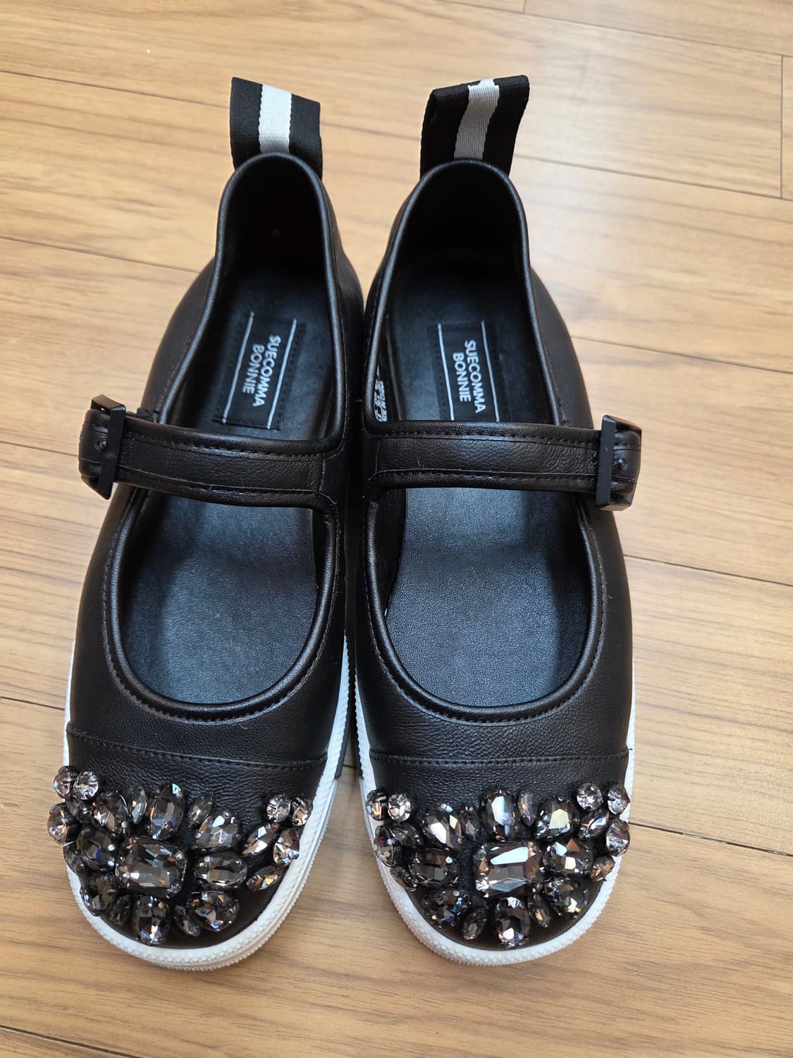 슈콤마보니 블랙 색상 여성구두 235mm입니다. 앞쪽에 큐빅 장식이 달 상품이미지1