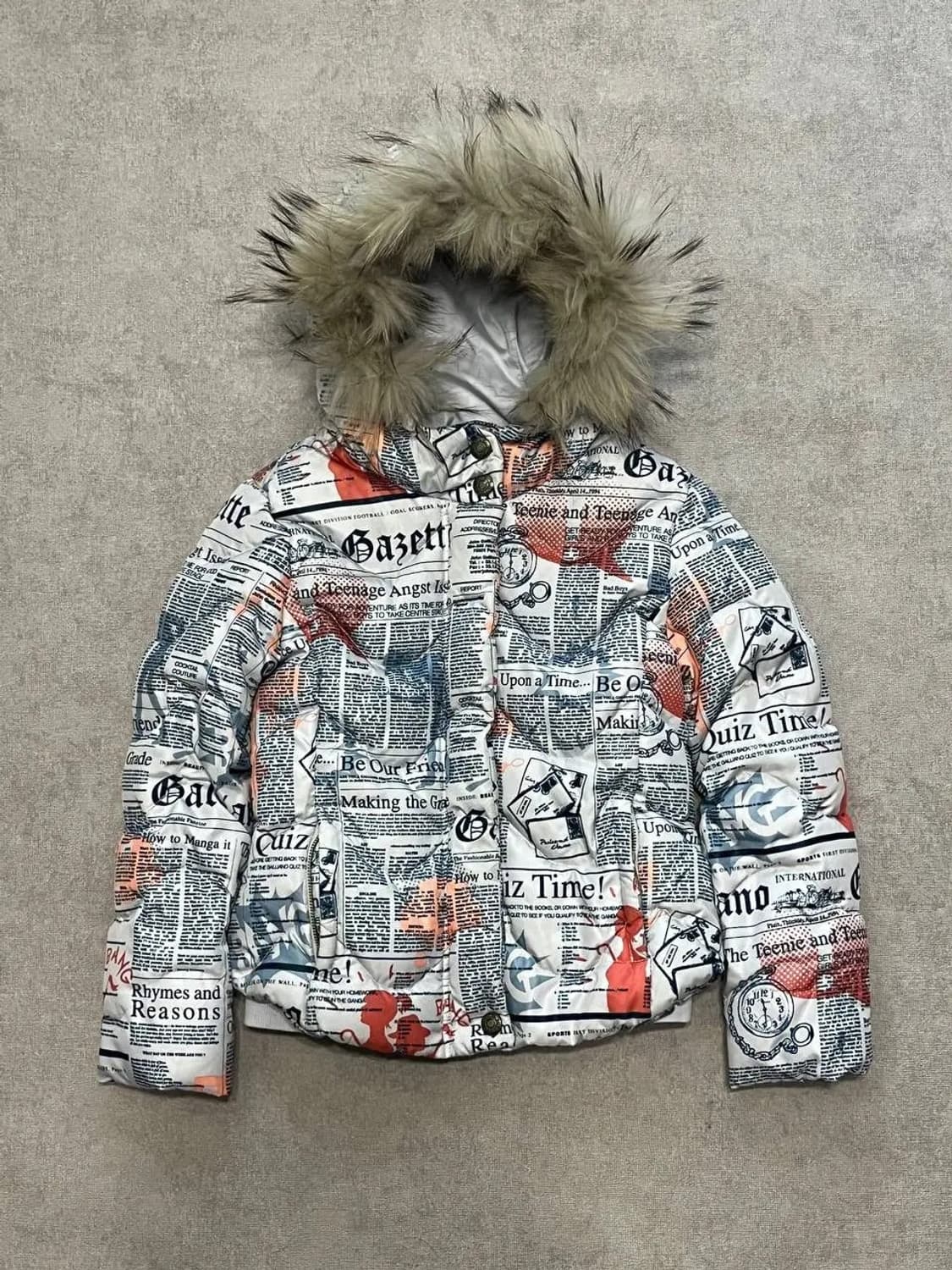 존 갈리아노 뉴스페이퍼 푸퍼자켓 상품이미지1