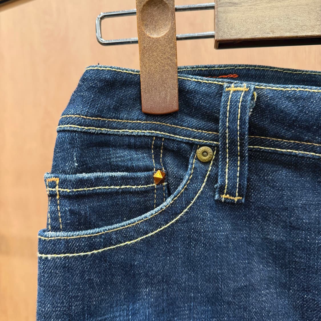 리바이스 데님 미디 스커트 레드 로고 탭 백 슬릿 디테일 H라인 진청 상품이미지6