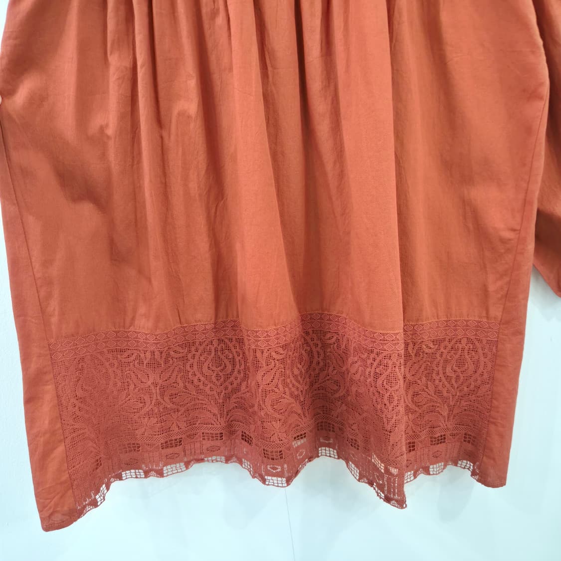 SUPER HAKKA 코튼 셔링 레이스 루즈핏 롱 블라우스 상품이미지8