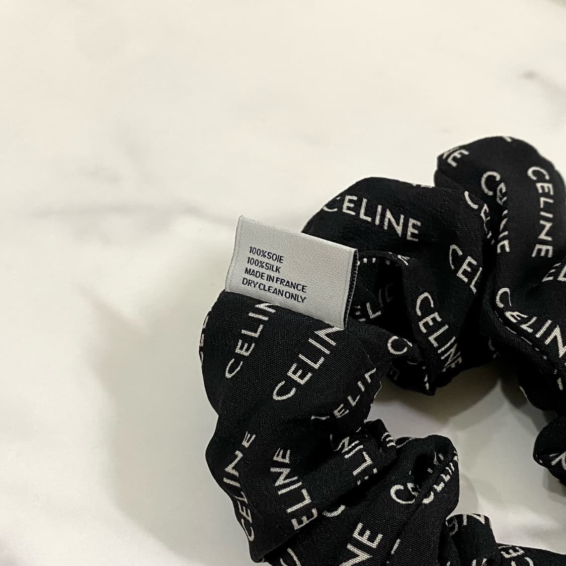 새상품급 셀린느 스크런치 브래스 골드 피니쉬 블랙 실크 헤어밴드 머리띠 상품이미지5