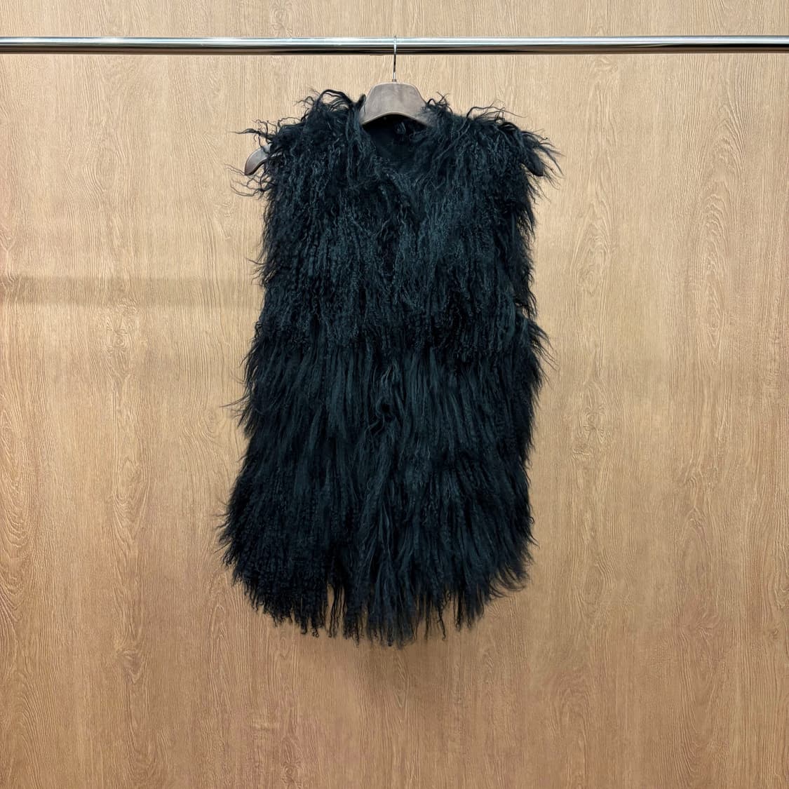 빈티지 퍼 베스트 롱 헤어 텍스처 안감 플라워 자수 패턴 디테일 블랙 상품이미지2