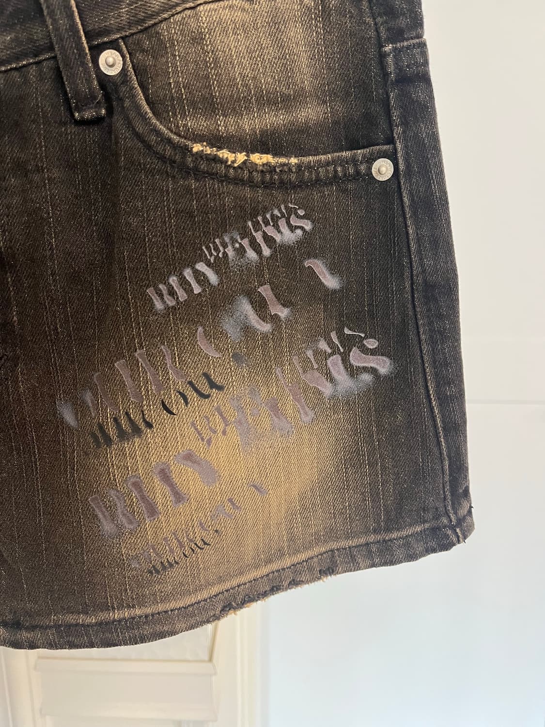 우알롱 블랙 워싱 데님 미니스커트 데미지 디테일 상품이미지3