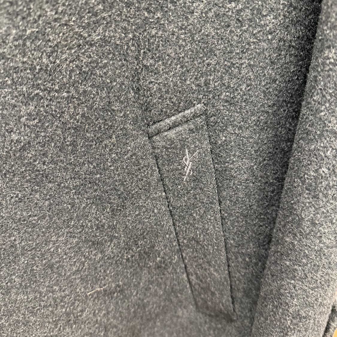 입생로랑 울 싱글 코트 사이드 슬래시 포켓 로고 자수 디테일 딥 차콜 상품이미지6