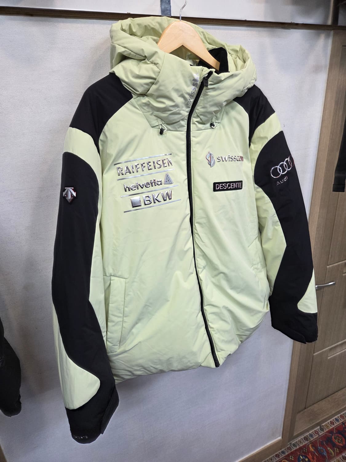 데상트 스위스스키팀 아우디 레플리카 미드다운 패딩 xl 상품이미지7