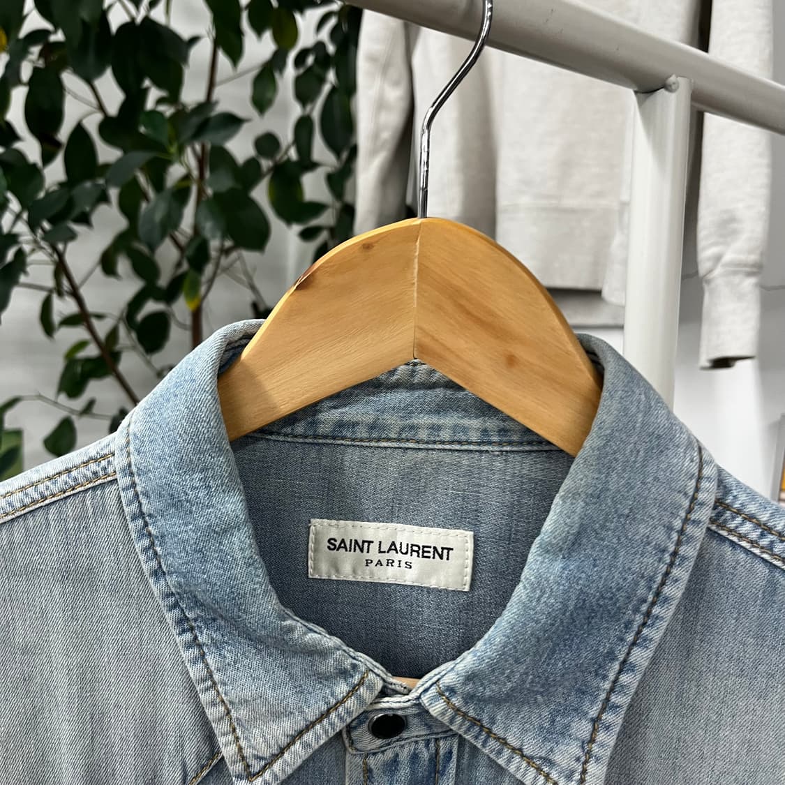 생로랑 디스트레스드 데님셔츠 S 상품이미지3