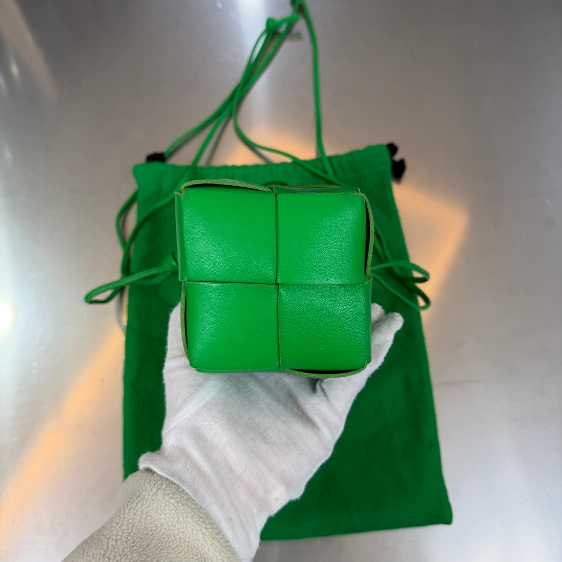 [리오브전포점] 보테가베네타 미니레더 카세트 패러킷 버킷백 상품이미지3