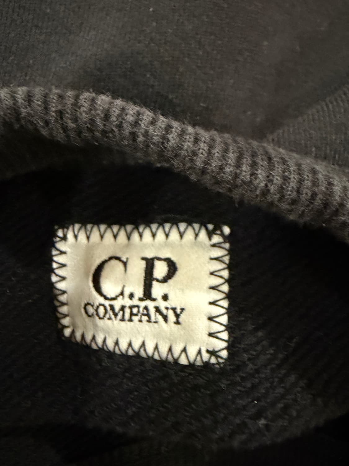 C.P. 컴퍼니 다이고날 레이즈드 렌즈 와펜 스웨트 셔츠 상품이미지5