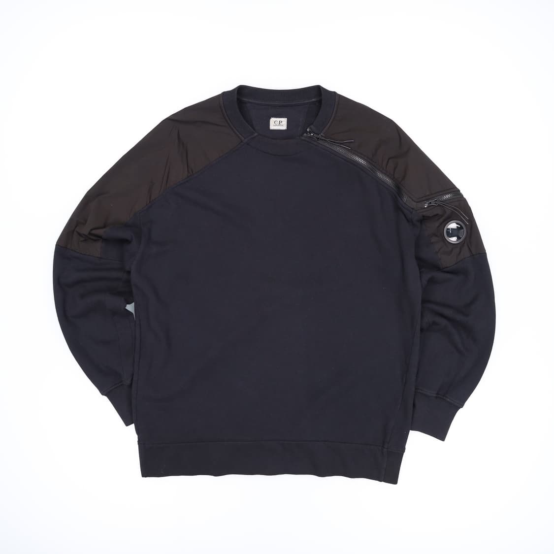 [XL] CP컴퍼니 씨피 숄더지퍼 렌즈와펜 맨투맨 블랙 3863 상품이미지1