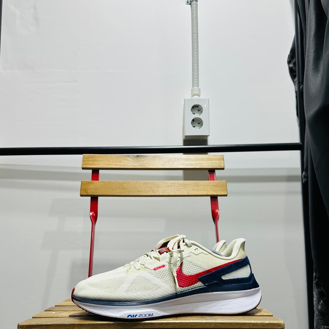 290) 나이키 런닝화 남성 Air Zoom 스트럭처 아이보리/레드 상품이미지3