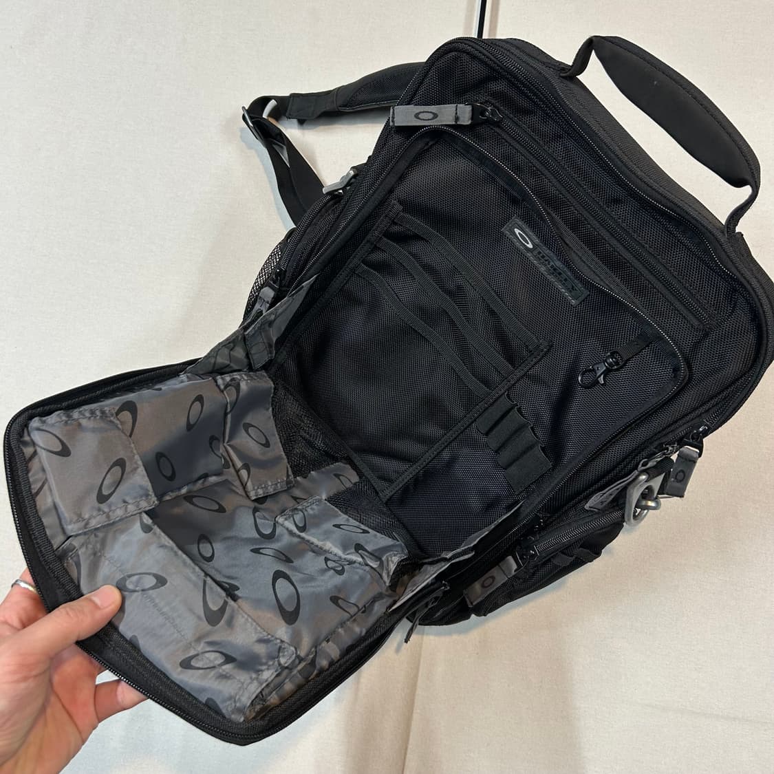 오클리 아이코닉 블랙 메신저백 크로스백 가방 상품이미지2