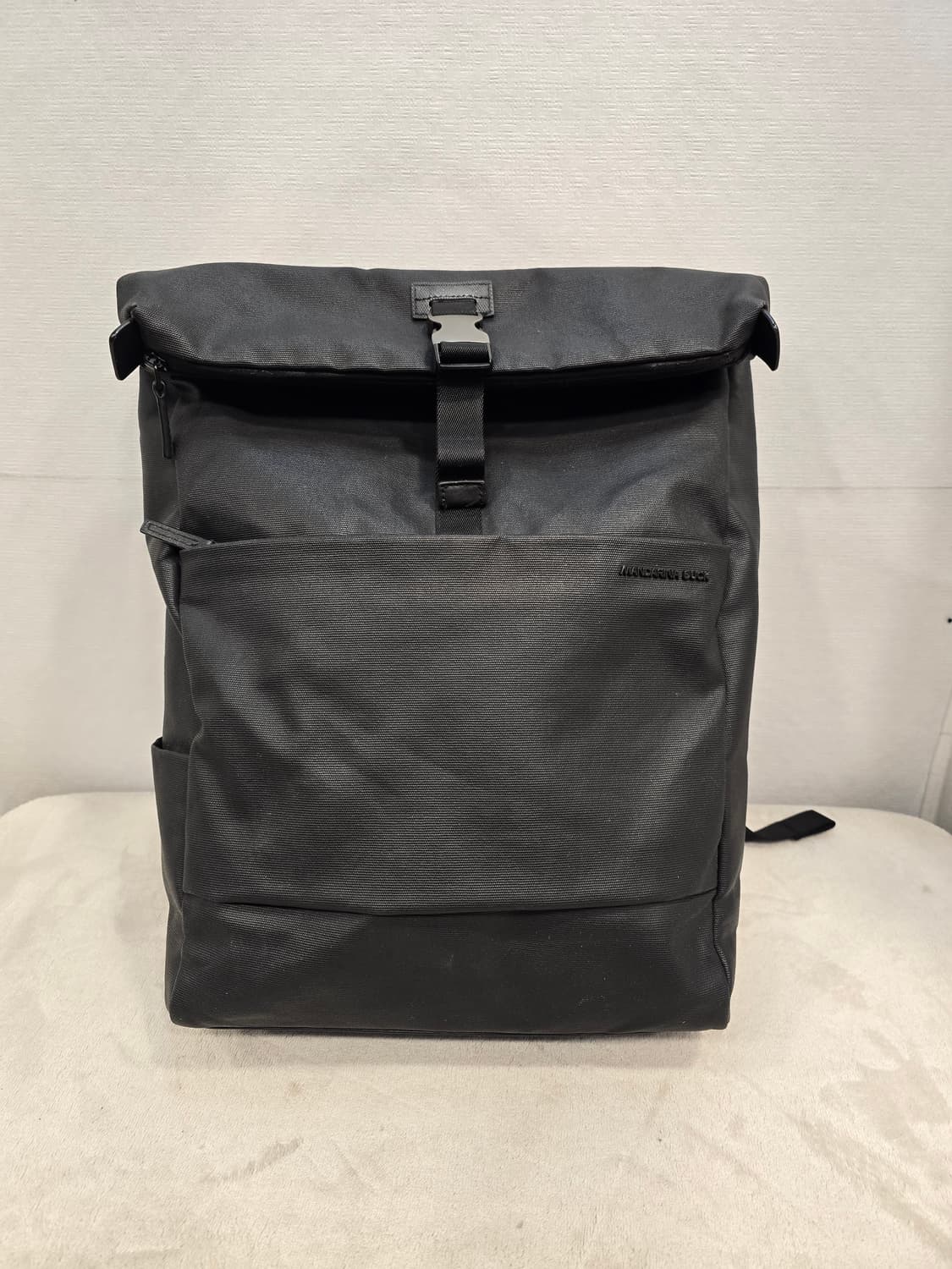 만다리나덕 블랙 롤탑 백팩 상품이미지1