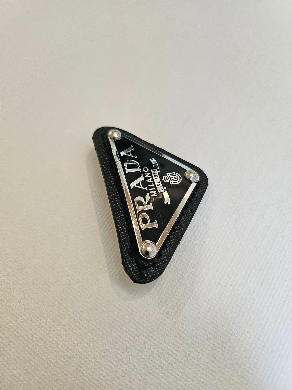 프라다 업사이클링 사피아노 삼각 브로치 상품이미지3