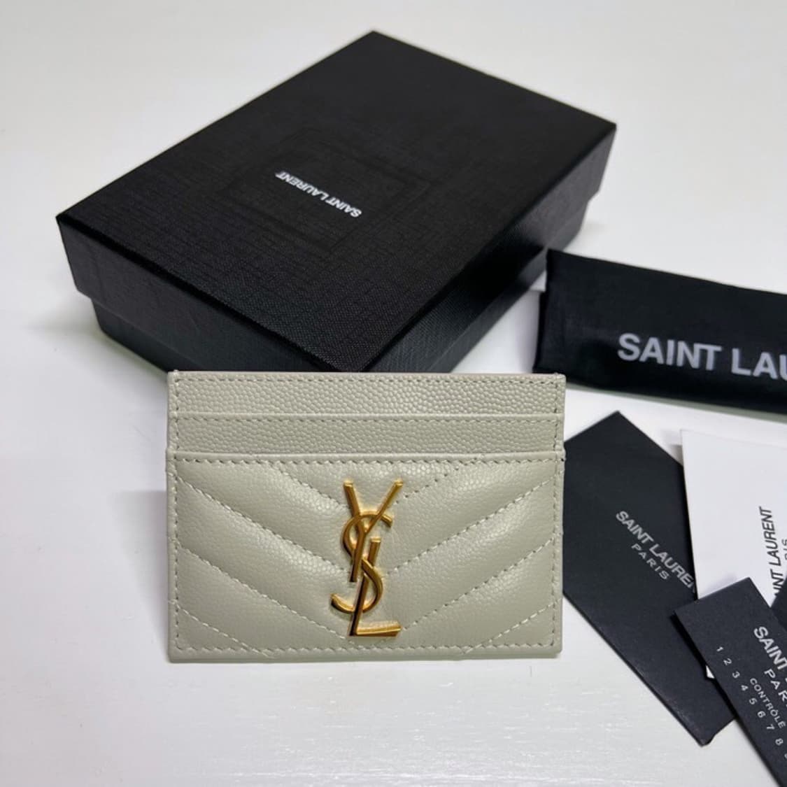 생로랑 그랑 드 뿌드르 텍스쳐드 마틀라세 레더 카산드라 마틀라세 카드 케 상품이미지1