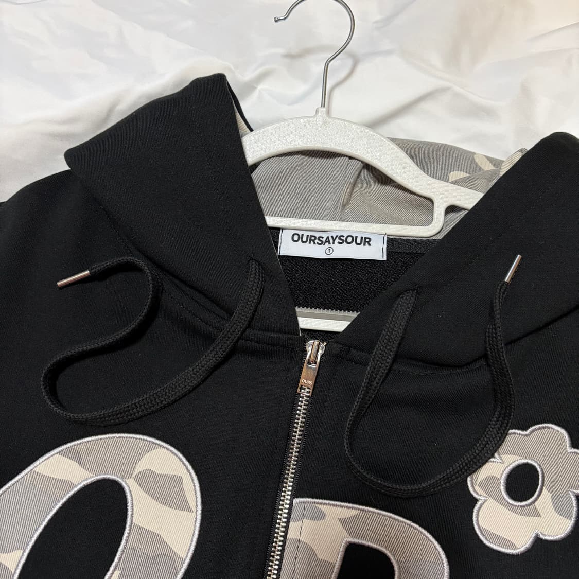 OURS 카모 플라워 아플리케 후드집업 블랙 상품이미지4