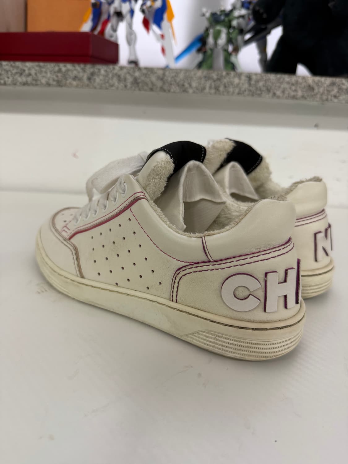 정품) 샤넬 화이트 스티치 백로고 스니커즈 36 상품이미지6