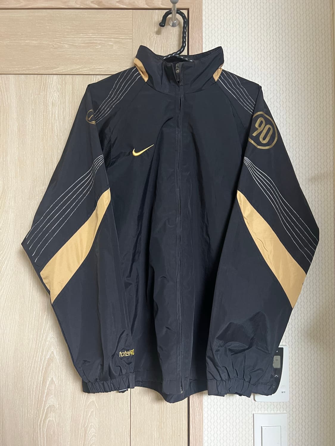00s 나이키 올드스쿨 토탈90 블랙 골드 바람막이 상품이미지1