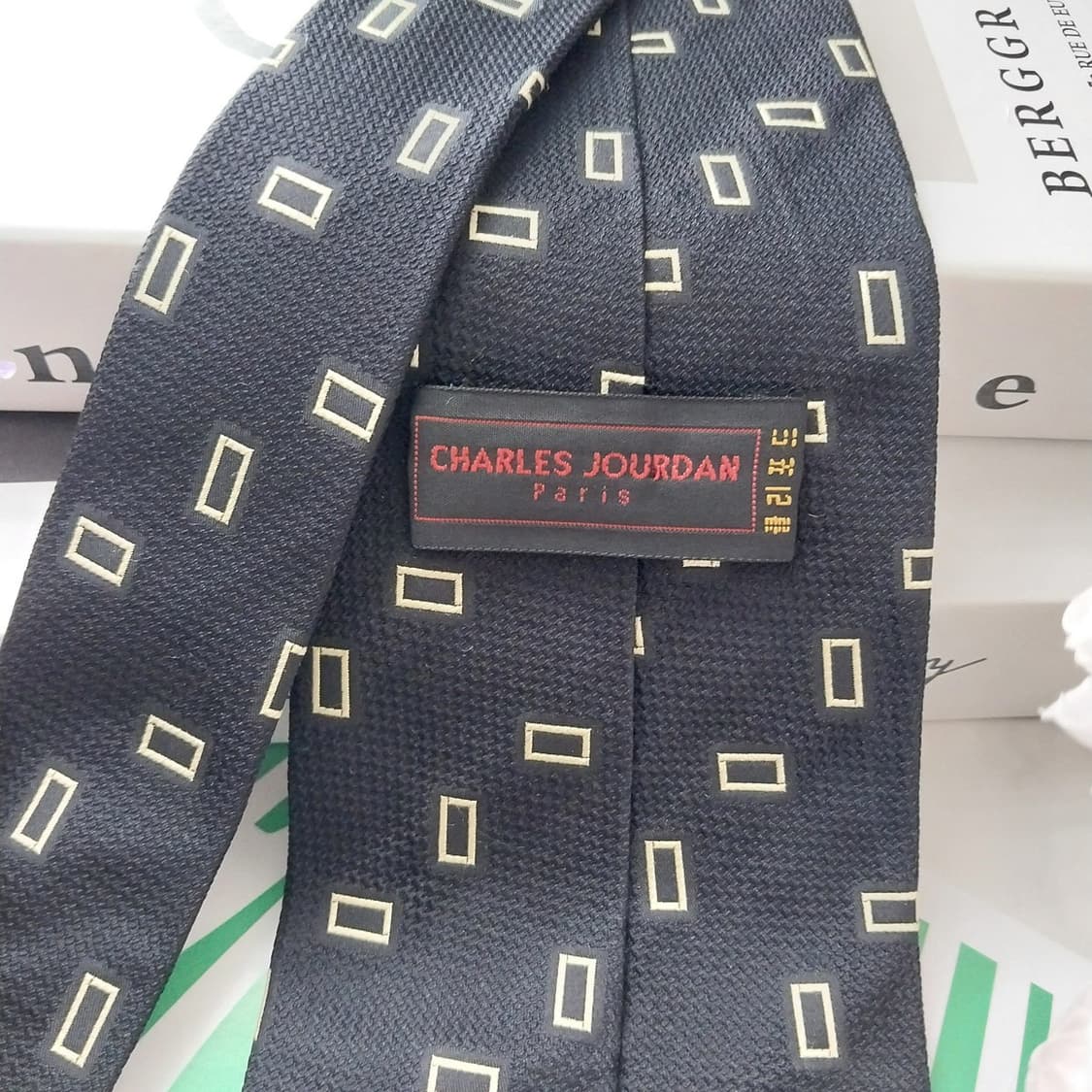 샤를주르당 실크 네이비 사각 패턴 넥타이 9.5cm A+등급 K1214
 상품이미지7