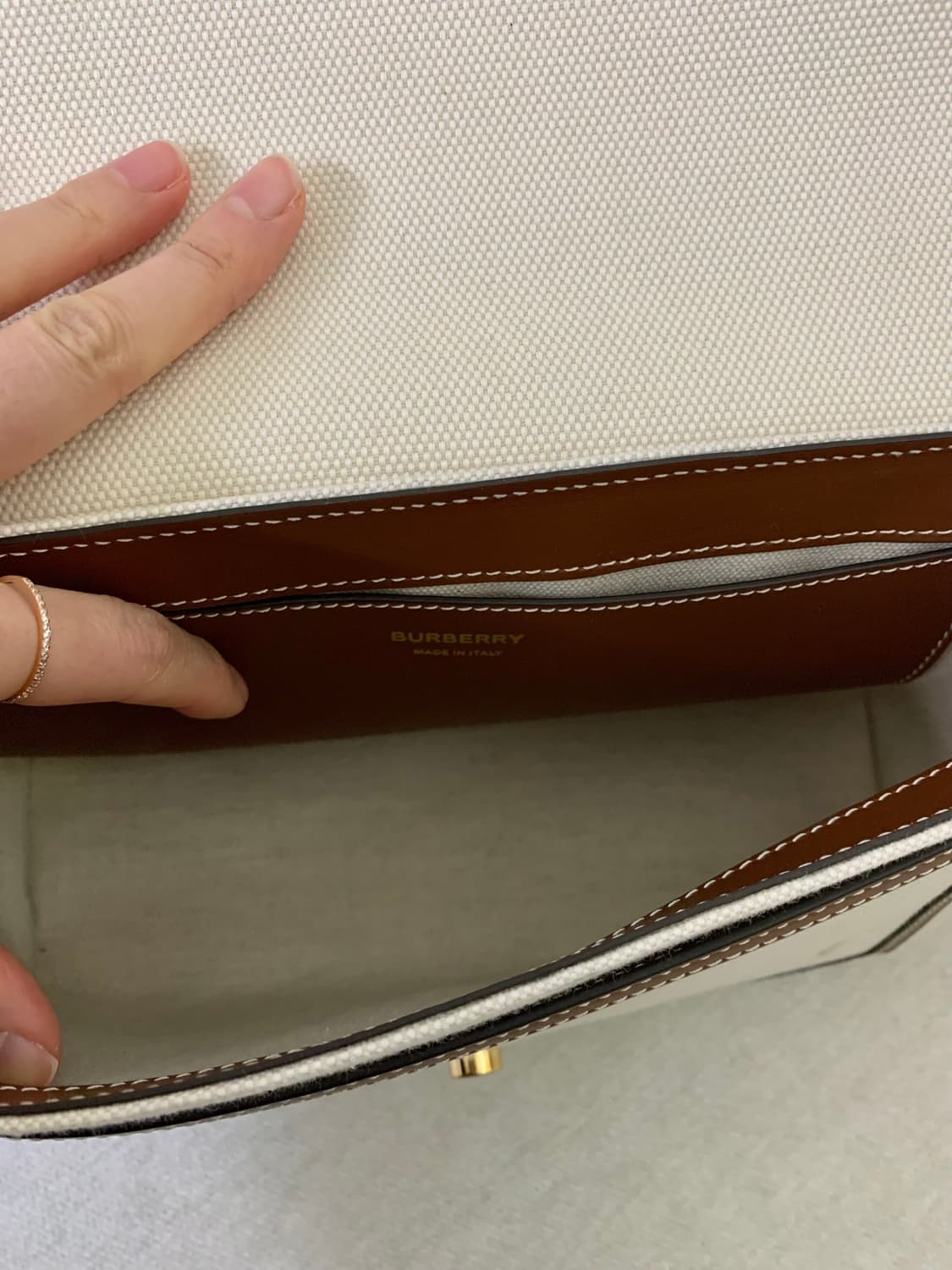 버버리 호스페리 로고 캔버스 백 상품이미지7