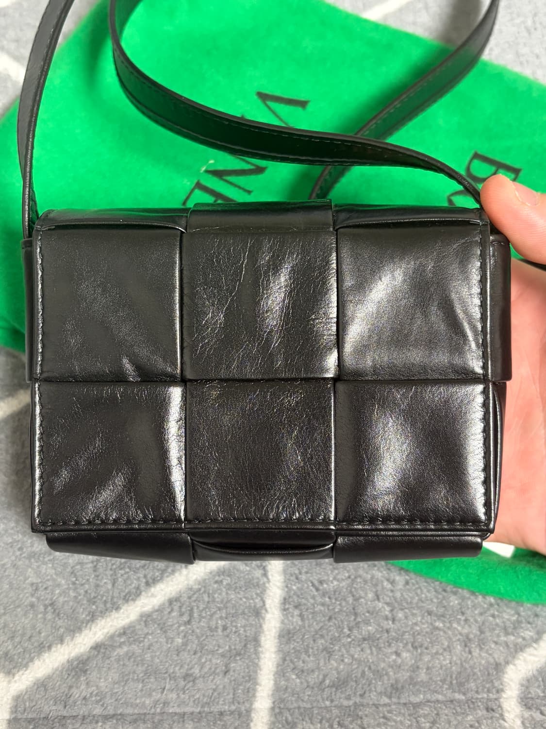 보테가베네타 미니 레더 카세트백 블랙 유광 상품이미지3