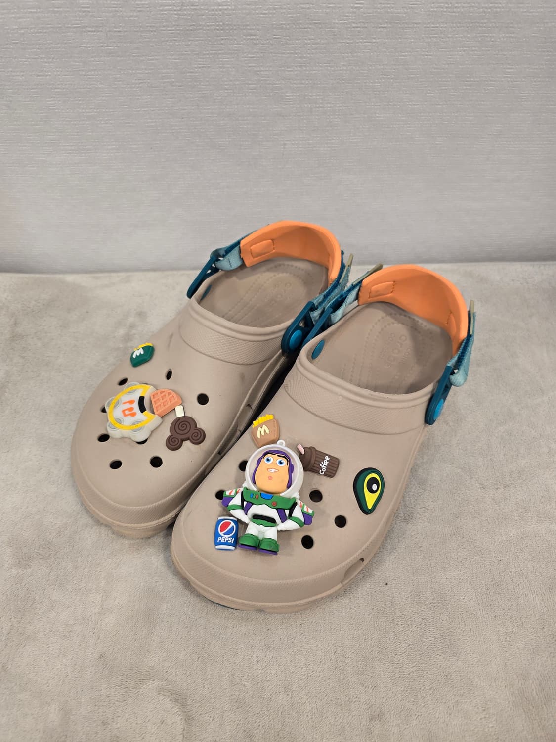 크록스 샌들 베이지색 버즈 라이트이어 지비츠 포함 260 상품이미지1