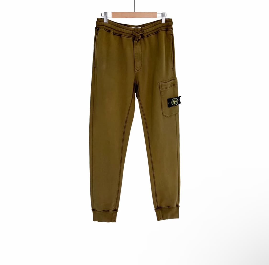 [M] 스톤아일랜드 남성 와펜 패치 카고 트레이닝 스웨트 팬츠 카키 상품이미지1