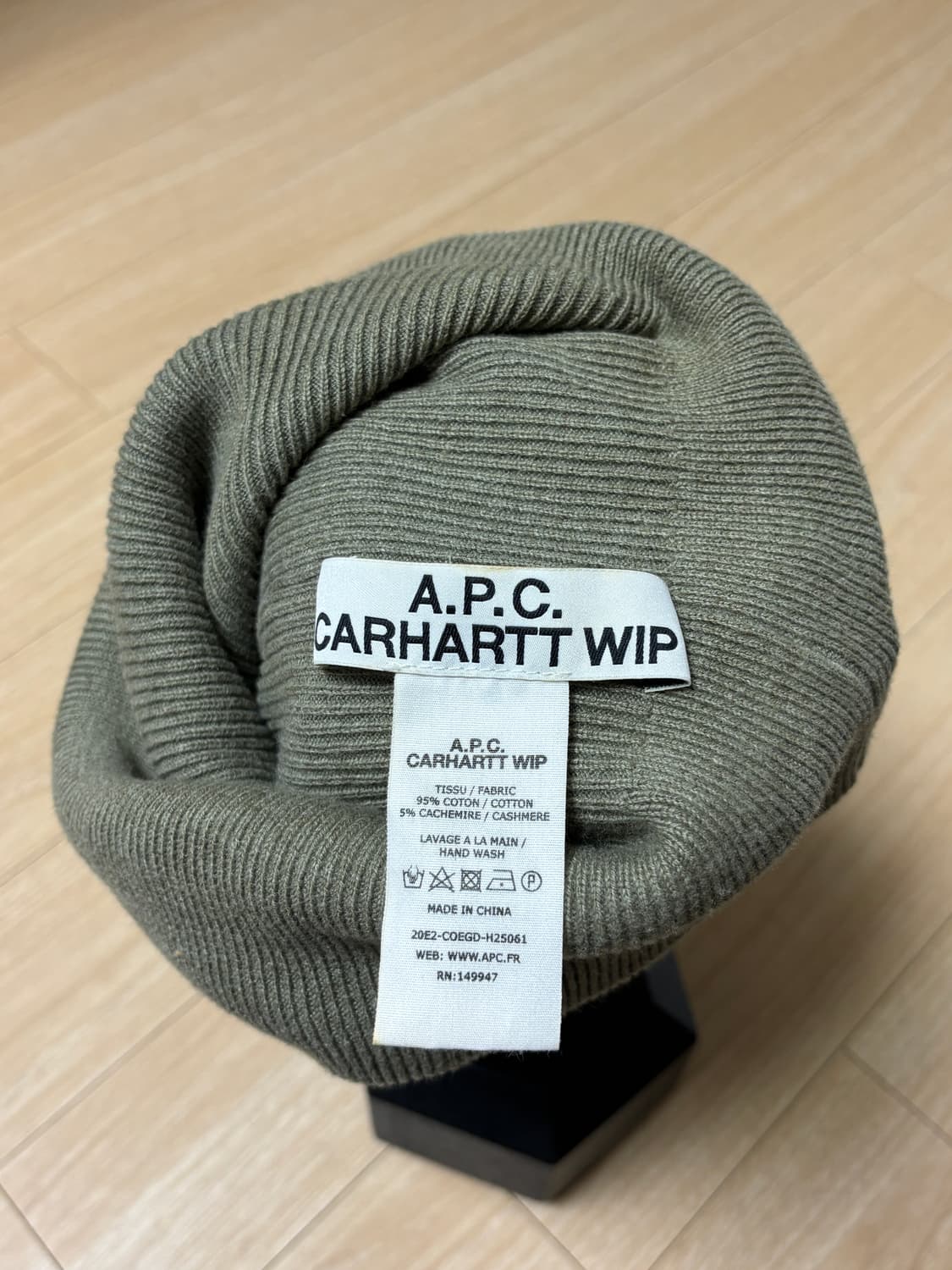 A.P.C. X 칼하트 카키 비니 원가 10만 상품이미지4