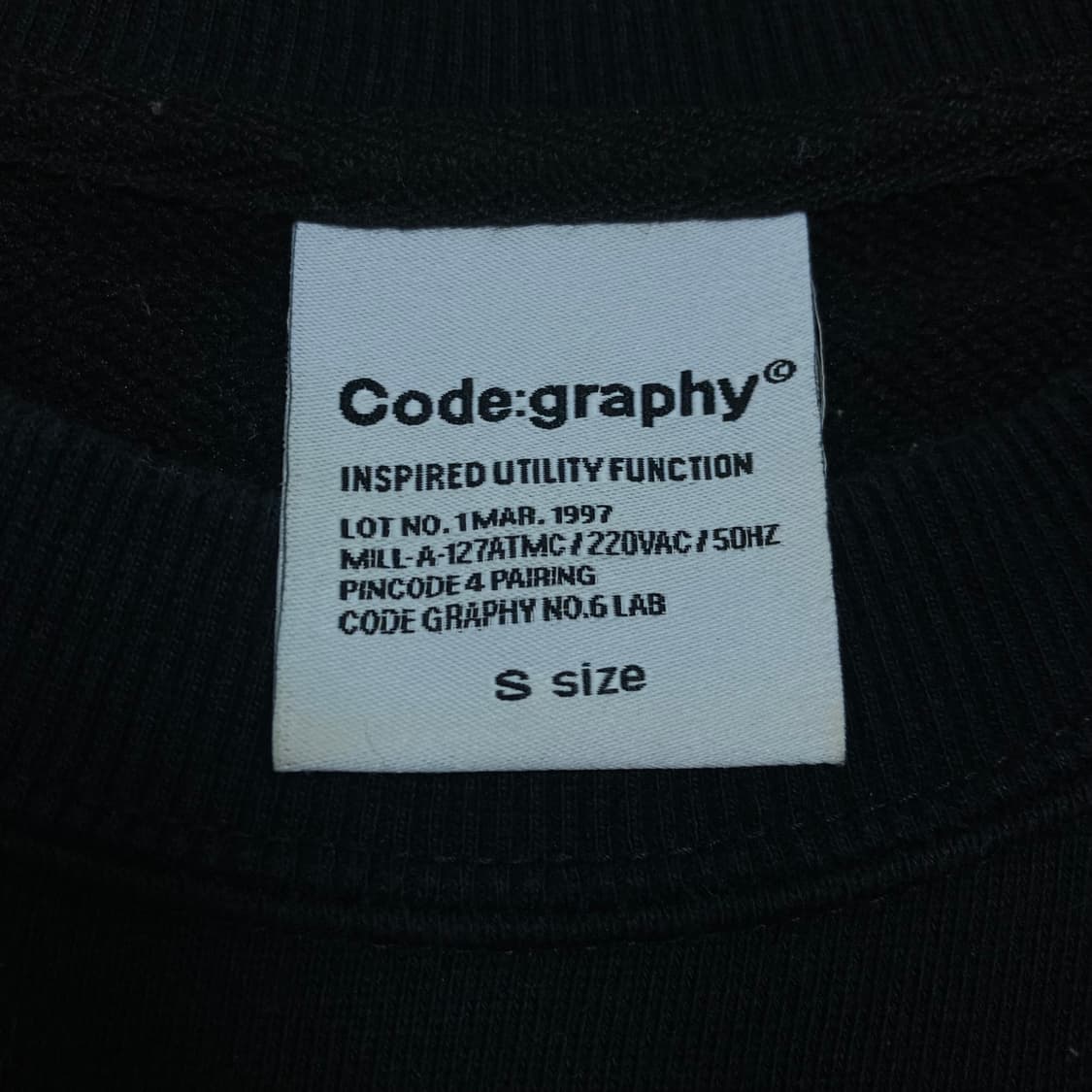 코드그라피 빅로고 블랙 맨투맨 상품이미지3