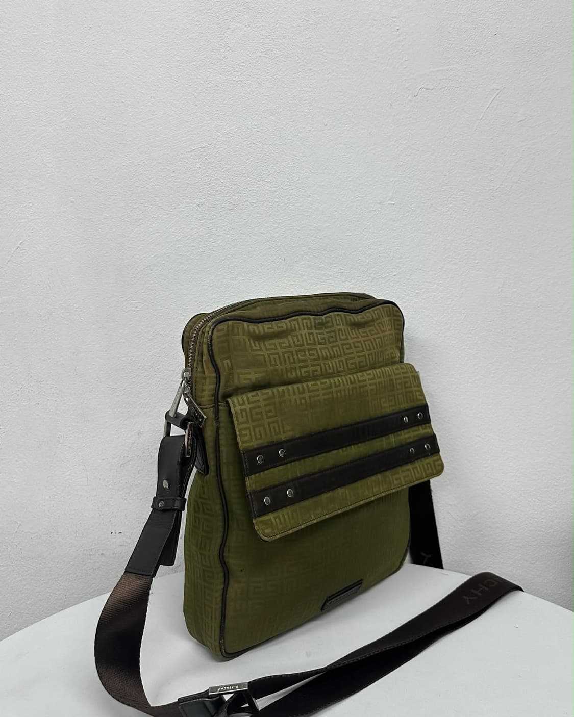 지방시 모노그램 크로스백 상품이미지3