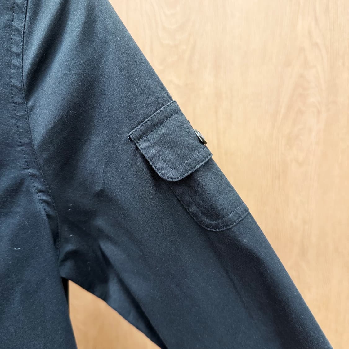 띠어리 코튼 긴팔 셔츠 블라우스 팔 스트랩 버튼 디테일 블랙 상품이미지6