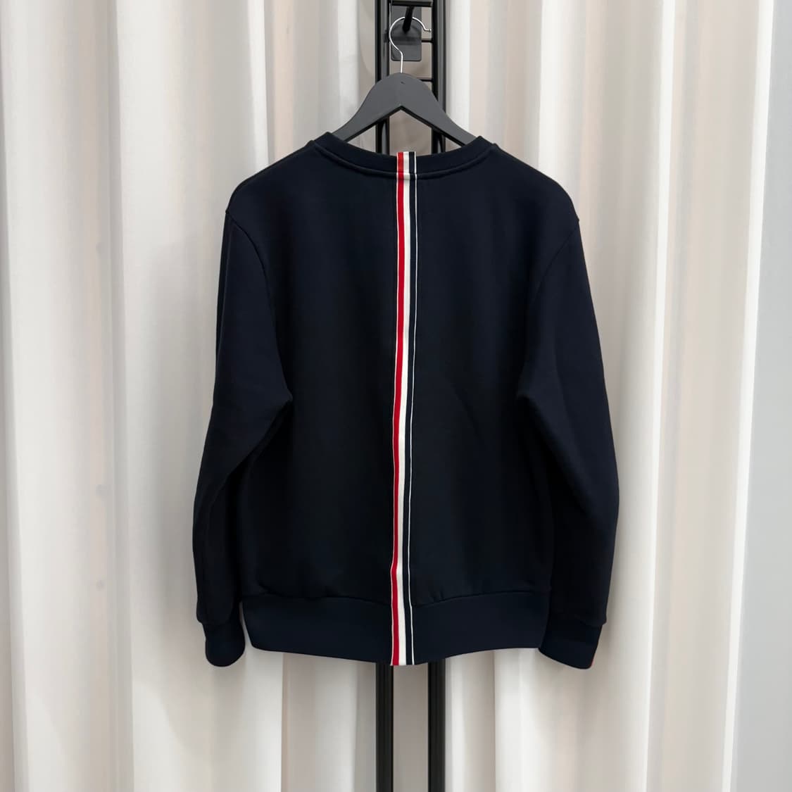 [2] 톰브라운 백삼선 맨투맨 네이비 상품이미지1