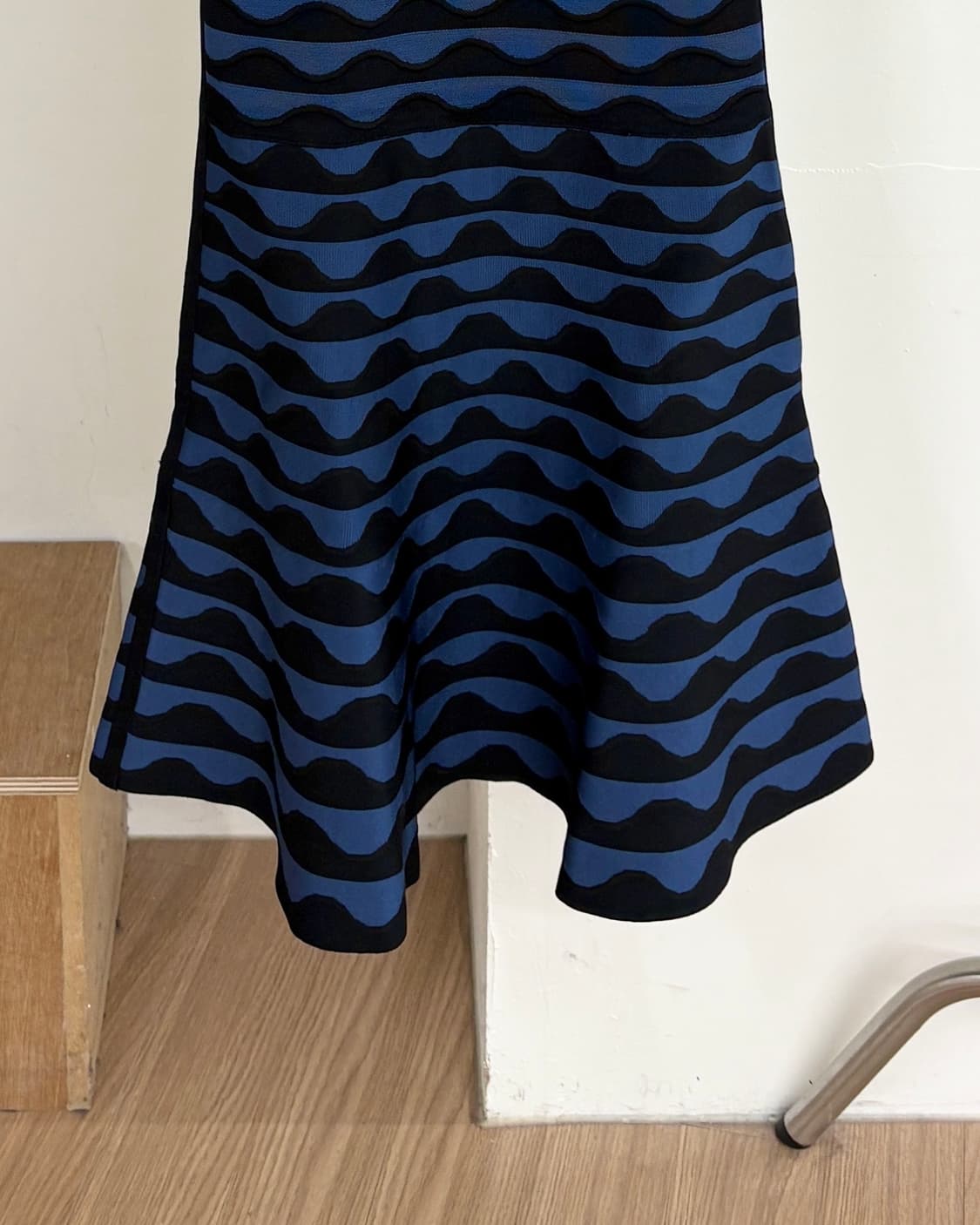 에르베 레제 블랙 블루 링 디테일 슬리브리스 드레스 상품이미지3