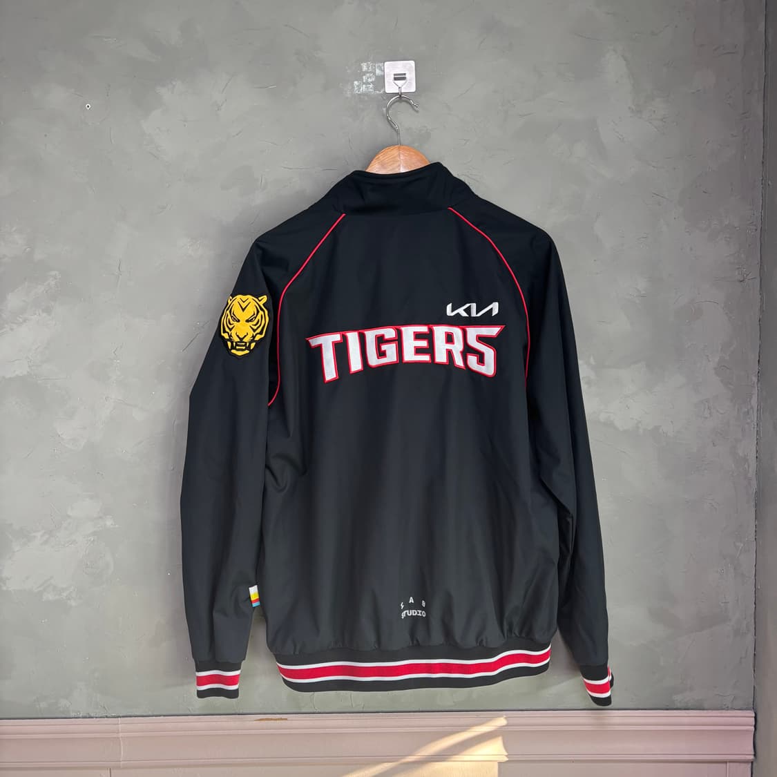 새상품) 기아 타이거즈 x 아이앱 스튜디오 24 어센틱 춘추 점퍼 블랙 상품이미지4