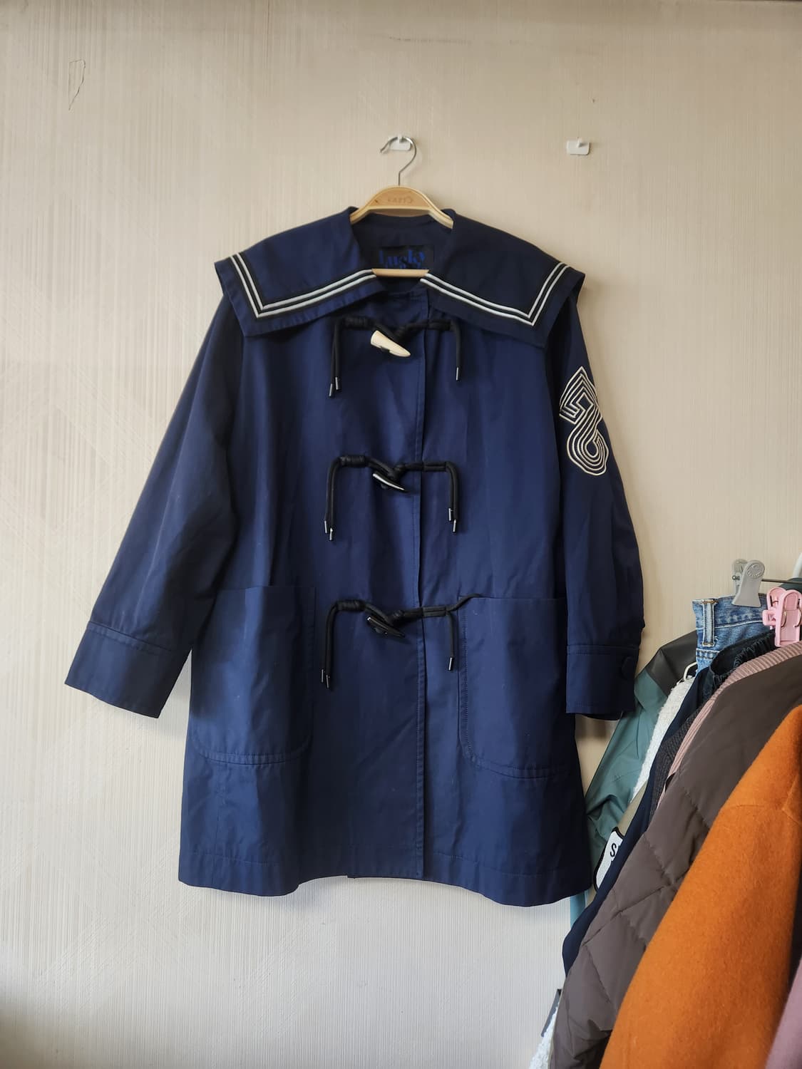 럭키슈에뜨 토글 세일러카라 하프 트렌치자켓 상품이미지4