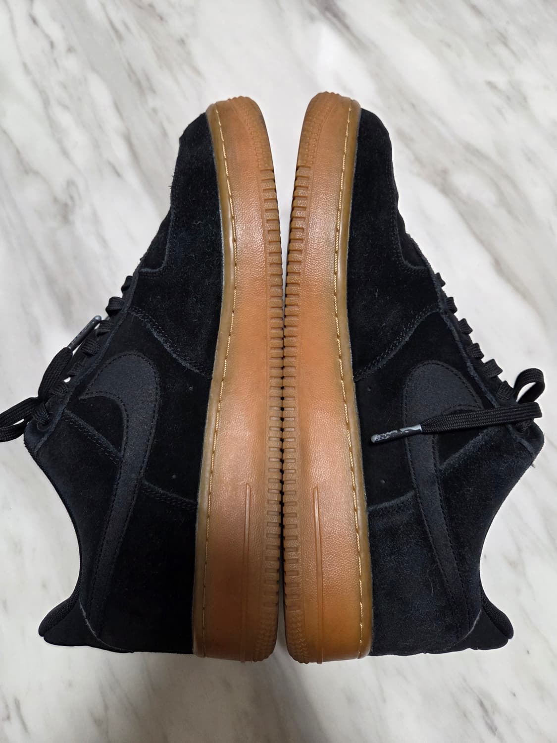 나이키 에어포스1 '07 블랙 스웨이드 스니커즈 상품이미지5