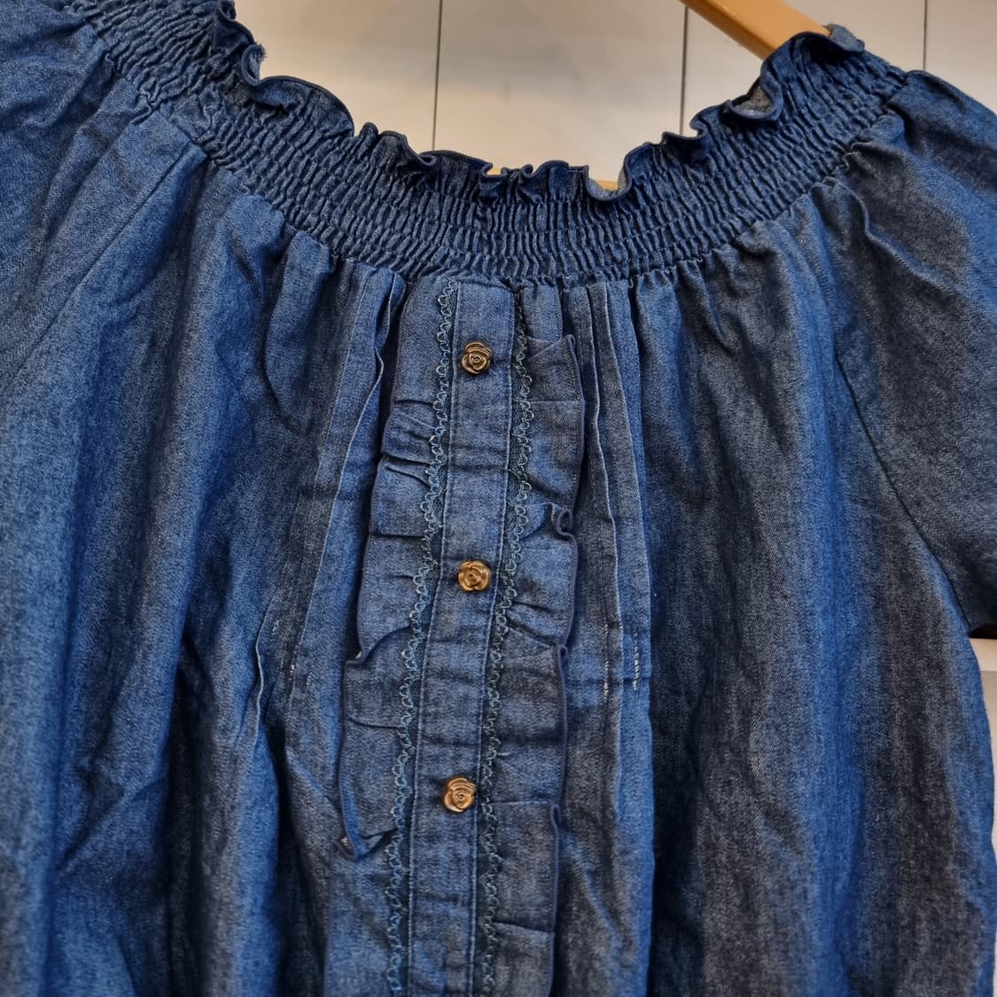 데님 오프숄더 프릴 블라우스 상품이미지2