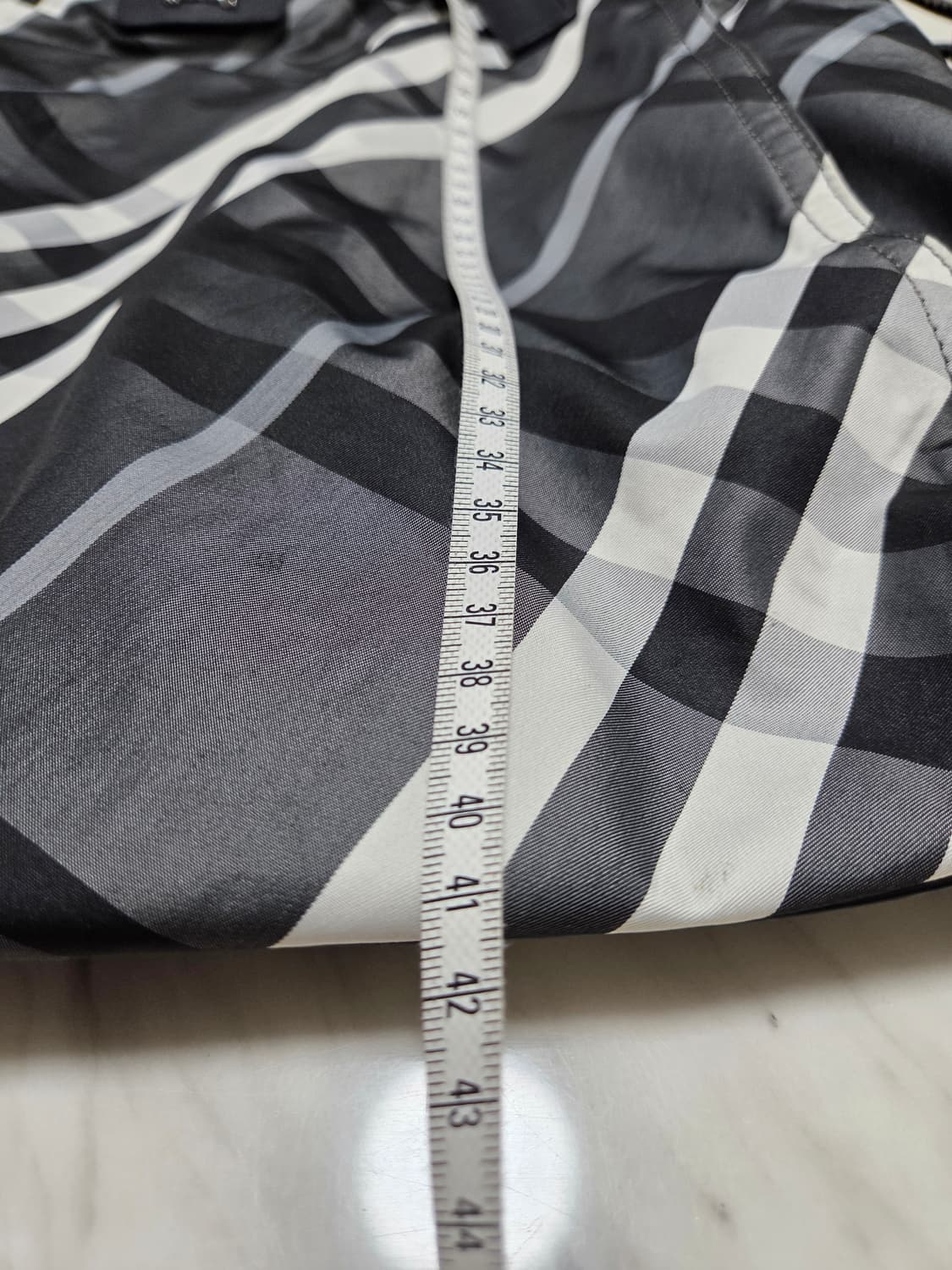 버버리 버클레이 나일론 토트백 상품이미지9