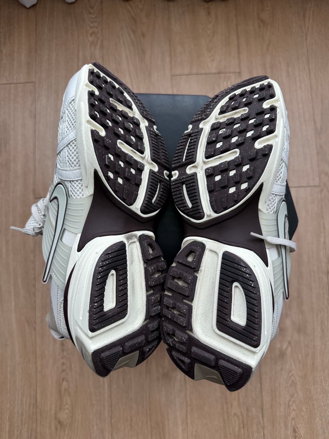 나이키 V2K 런 라이트 오어우드 브라운 (280 사이즈 / 시착 5회  상품이미지4