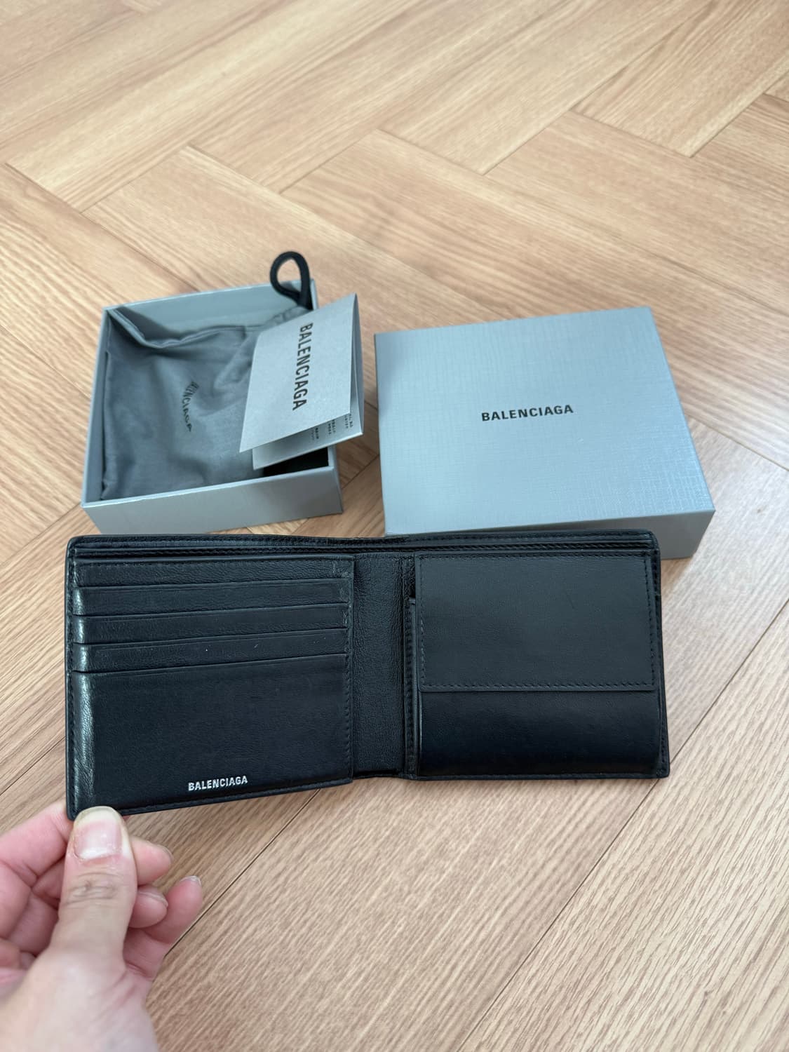 발렌시아가 박스 카프스킨 엠보노 모노그램 스퀘어 반지갑 상품이미지2