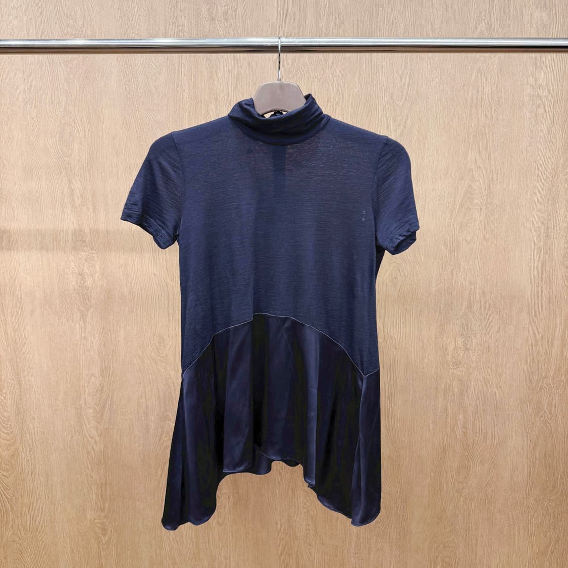 브루넬로 쿠치넬리 터틀넥 반팔 니트 실크 레이어드 플레어 디테일 네이비 상품이미지2