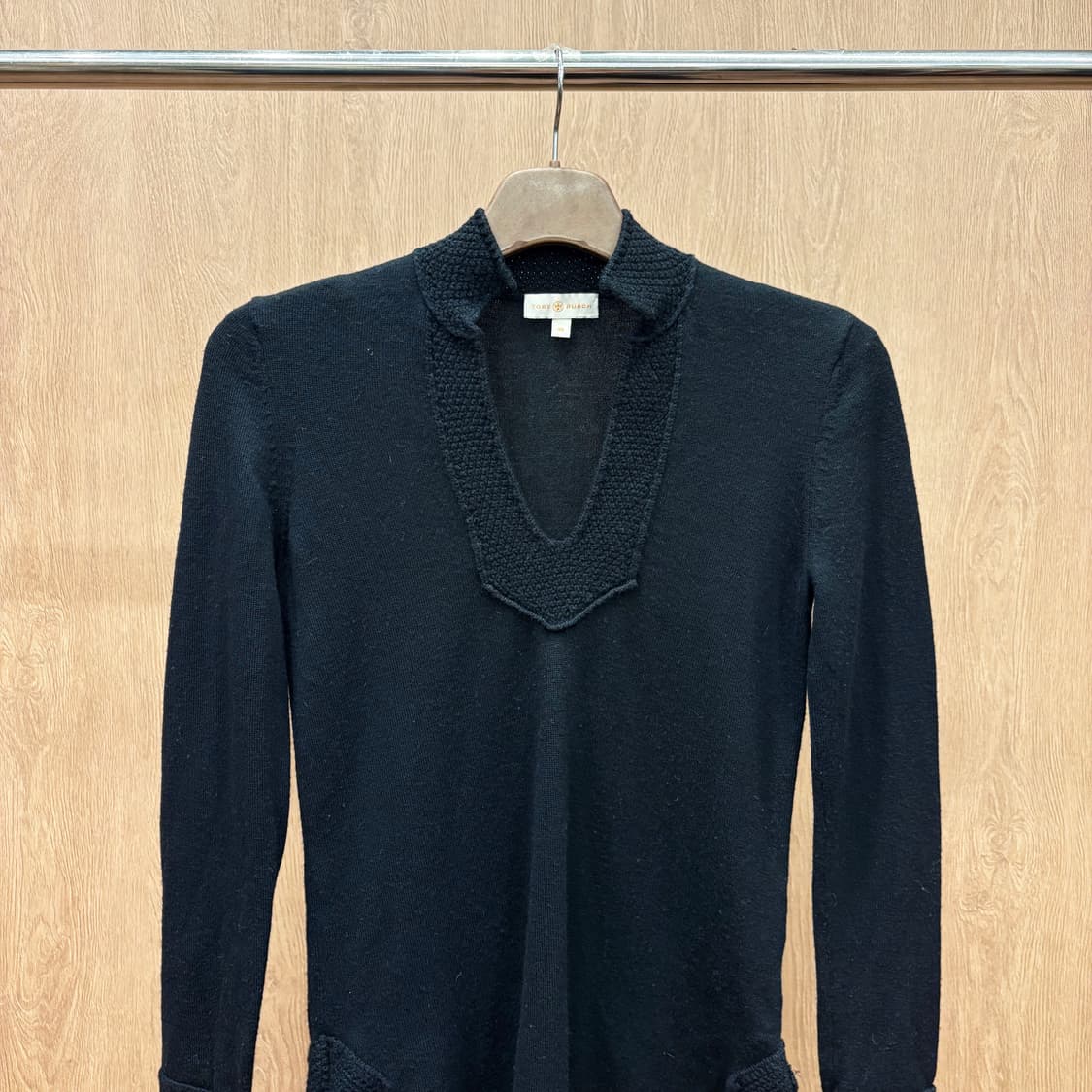 토리버치 브이넥 긴팔 니트 스플릿 카라 벌집 패턴 배색 디테일 블랙 상품이미지4