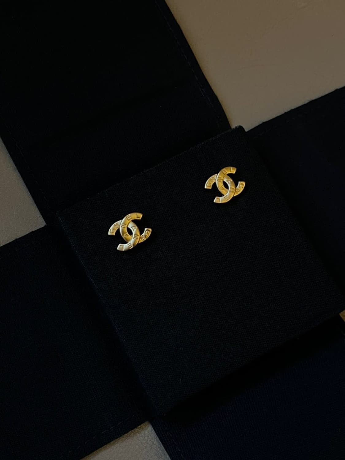 샤넬 정품 업사이클링 CC 미니 골드 귀걸이 상품이미지1