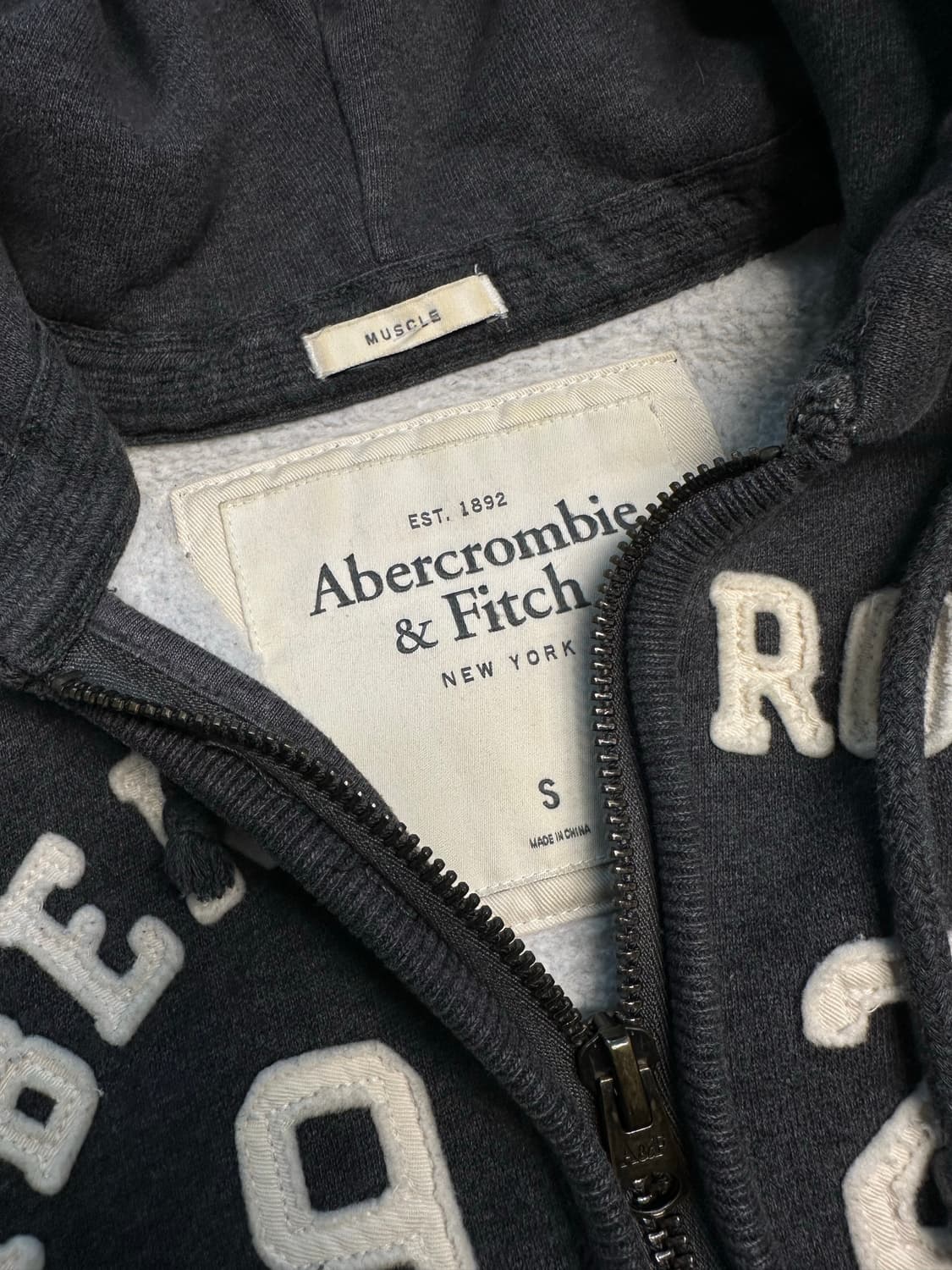 아베크롬비 자수 로고 차콜 후드집업 상품이미지4