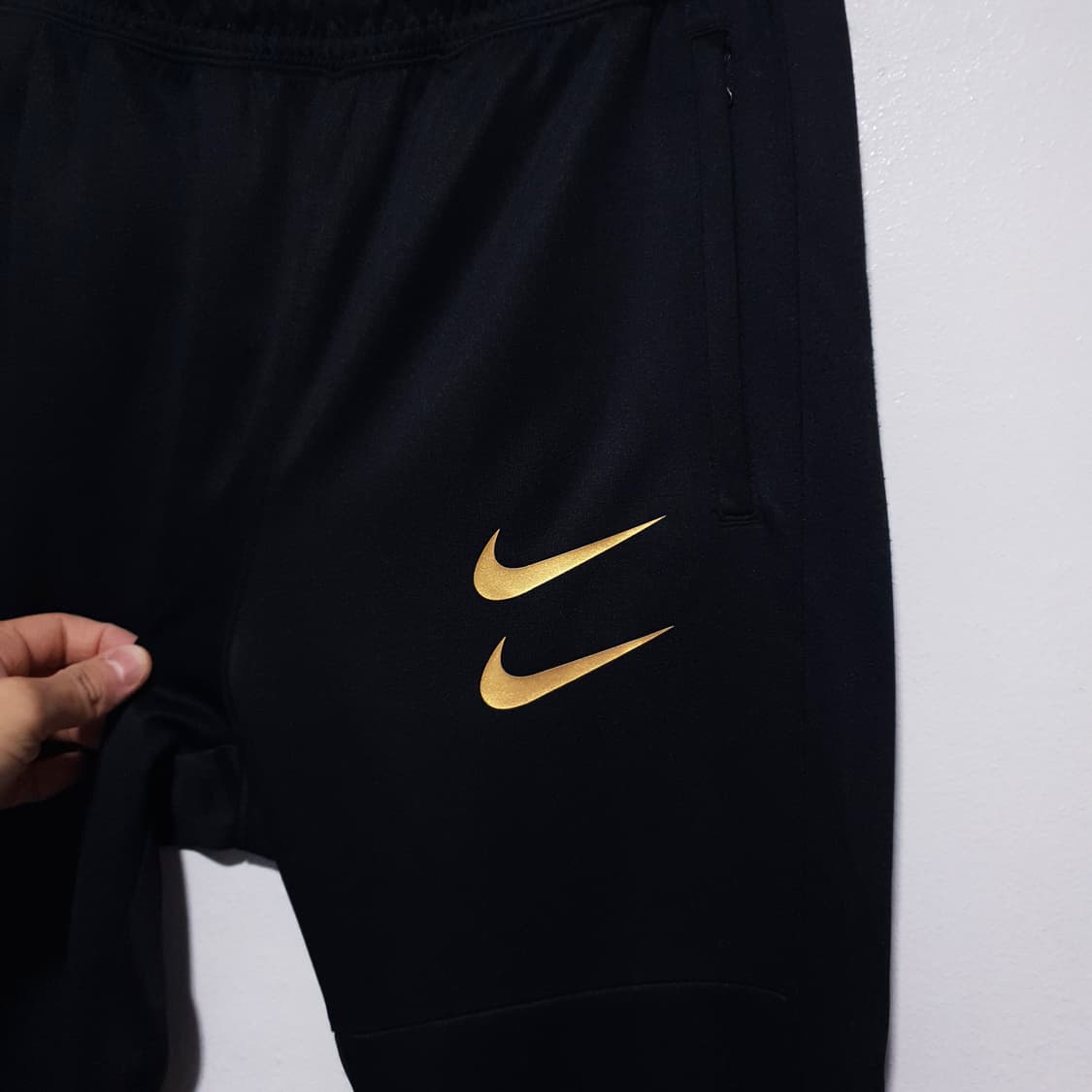 S) 나이키 NSW 신형 21fw 더블 스우시 폴리 트랙 팬츠 블랙 골드 상품이미지3