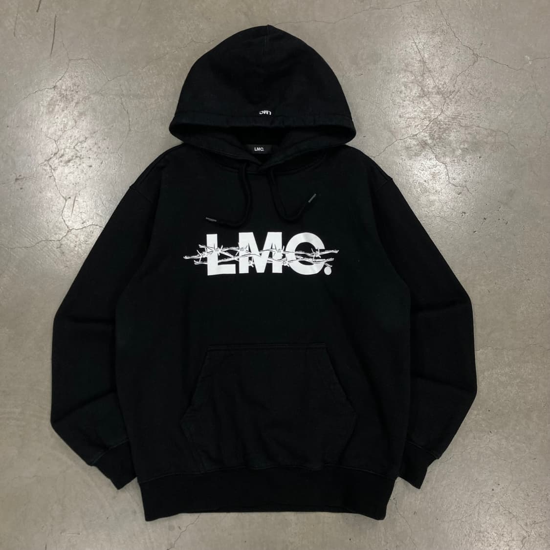 LMC 블랙 컬러 빅로고 후드티 상품이미지1