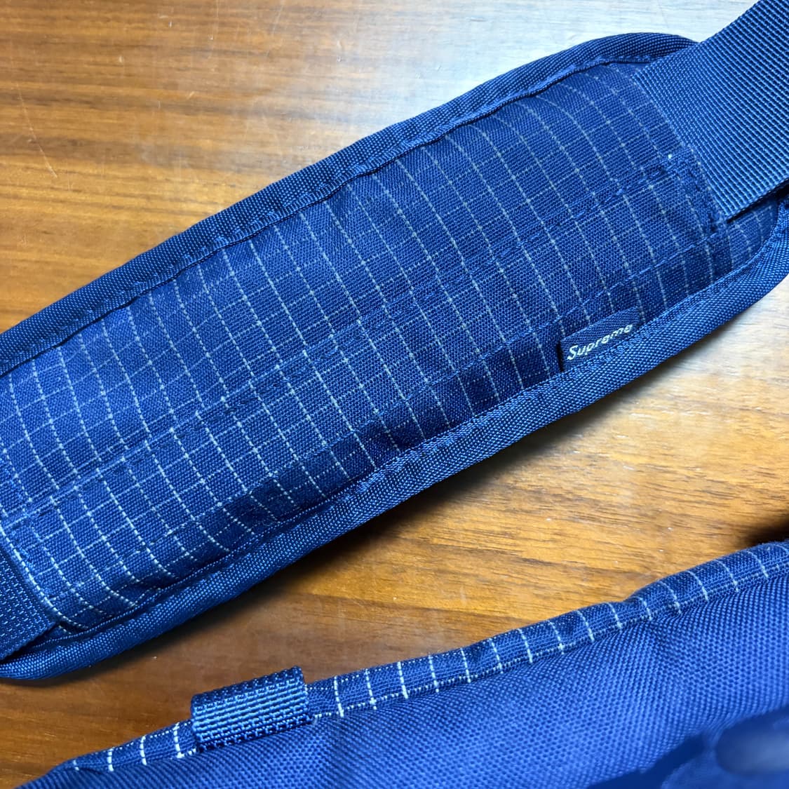 슈프림 미니 더플백 네이비 24SS 상품이미지5