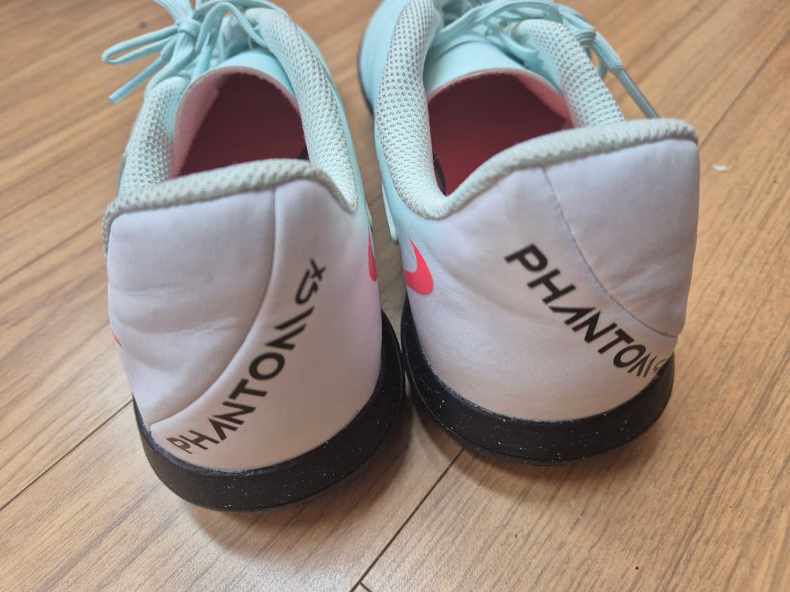 나이키 팬텀 GX 풋살화 240mm 판매합니다

- 사이즈: US 6Y, 상품이미지3